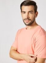⁦طقم تيشيرتات بفتحة رقبة مستديرة من نسيج قطني معالج بيولوجياً بتصميم أساسي أنيق بقصة مريحة للرجال من 2 قطع كحلي/ وردي⁩ - الصورة ⁦5⁩