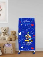 صندوق ألعاب قابل للطي بلاستيكي متعدد الأغراض بطباعة ميكي من Kuber Industries مطبوع عليه Disney Team Mickey صندوق ألعاب/خزانة ملابس أطفال ألميرا للأطفال مع 4 أرفف (أزرق ملكي)