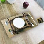 ⁦طقم مفارش مائدة الطعام 6 قطع بتصميم الحصان من مادة PVC مع قواعد أكواب الشاي من Kuber Industries بني⁩ - الصورة ⁦3⁩
