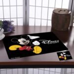 ⁦طقم مفارش مائدة طعام مع قواعد شاي باللون الأسود من Kuber Industries Disney Mickey Mouse مصنوع من مادة PVC⁩ - الصورة ⁦3⁩