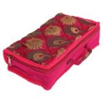 طقم مجوهرات من الحرير مطرز من Kuber IndUStries ، وردي (Ctktc586)؛ 24 × 15 × 7 سم