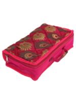 طقم مجوهرات من الحرير مطرز من Kuber IndUStries ، وردي (Ctktc586)؛ 24 × 15 × 7 سم