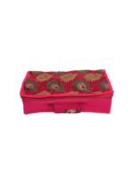 ⁦طقم مجوهرات من الحرير مطرز من Kuber IndUStries ، وردي (Ctktc586)؛ 24 × 15 × 7 سم⁩ - الصورة ⁦2⁩